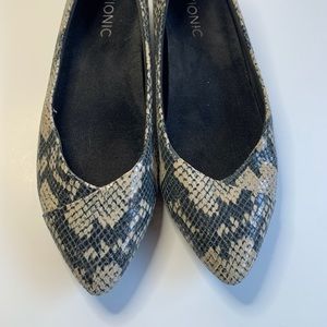 Vionic Pointed Toe Flats (US 6.5)